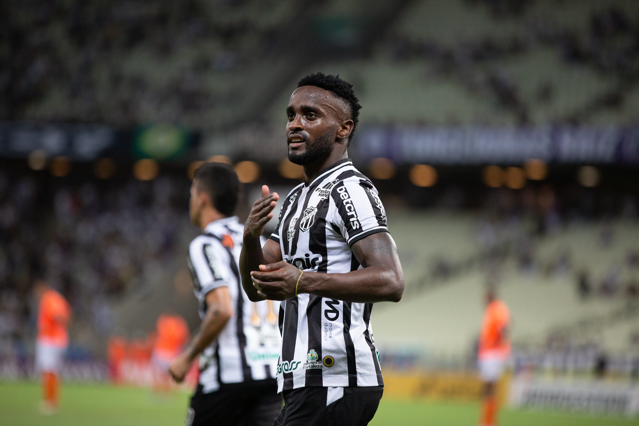 Aprenda como assinar canais na Twitch para assistir à partida Athletico x Ceará neste sábado, 7