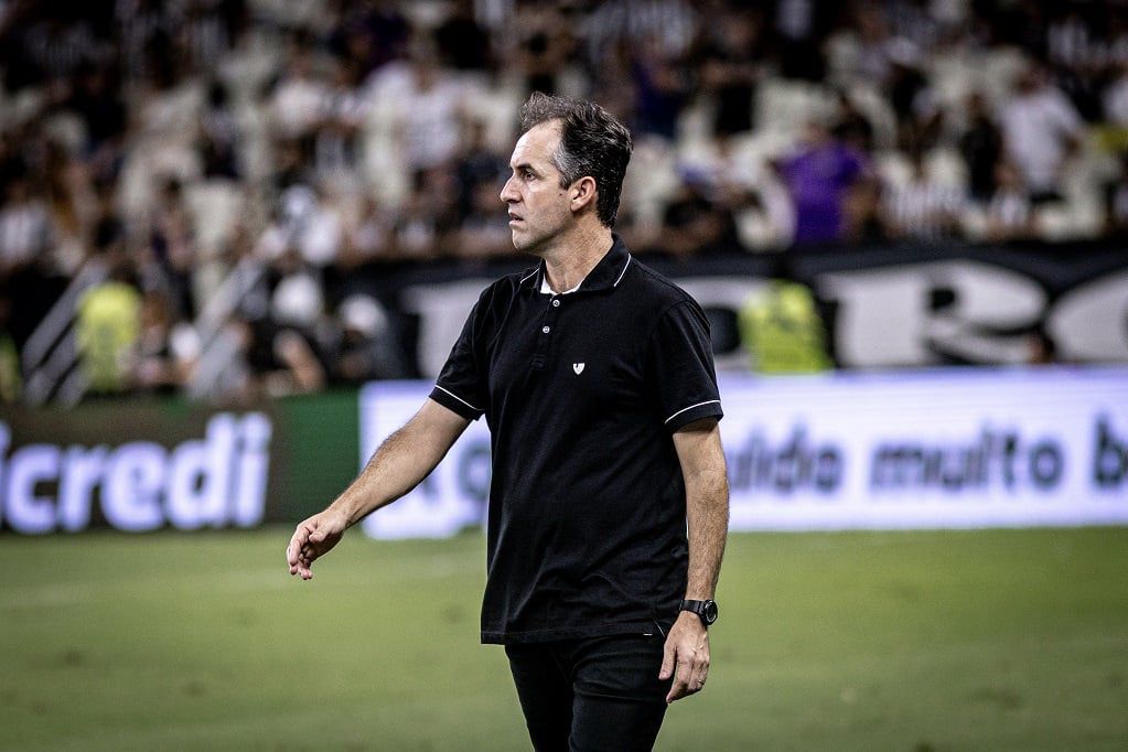 Léo Condé destaca a entrega dos jogadores no duelo contra o Corinthians: “Equipe se portou bem”