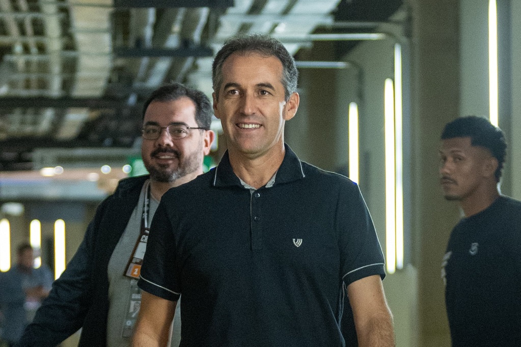 Condé destaca força do elenco alvinegro para resultado positivo diante do Cruzeiro e enfatiza: “Vitória gigantesca”