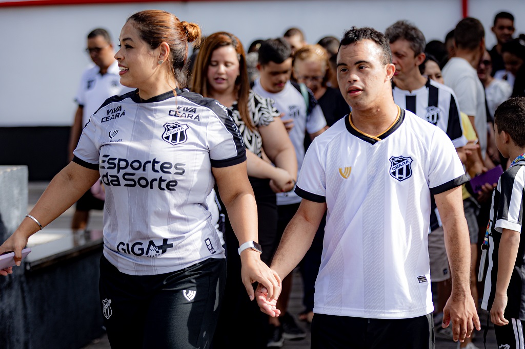 Em mais um treino, elenco alvinegro recebe a visita de crianças e adolescentes atendidos pela APAE