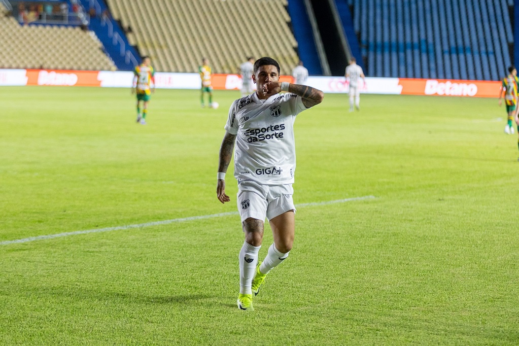 Galeano celebra gol marcado em vitória do Ceará na Copa do Nordeste: “Feliz por ajudar os meus companheiros”