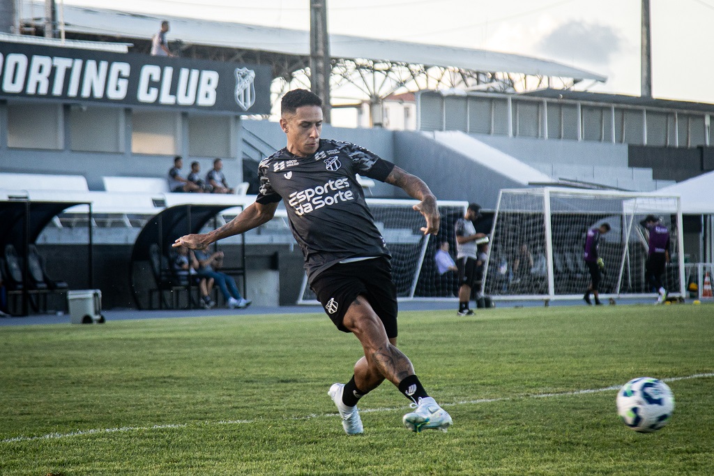 Ceará fecha mais um dia de trabalho e segue se preparando para enfrentar o Santos