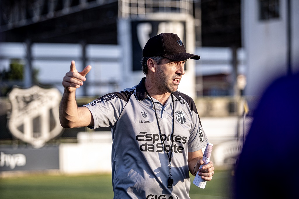 No penúltimo dia de atividades da semana, Condé orienta trabalho tático