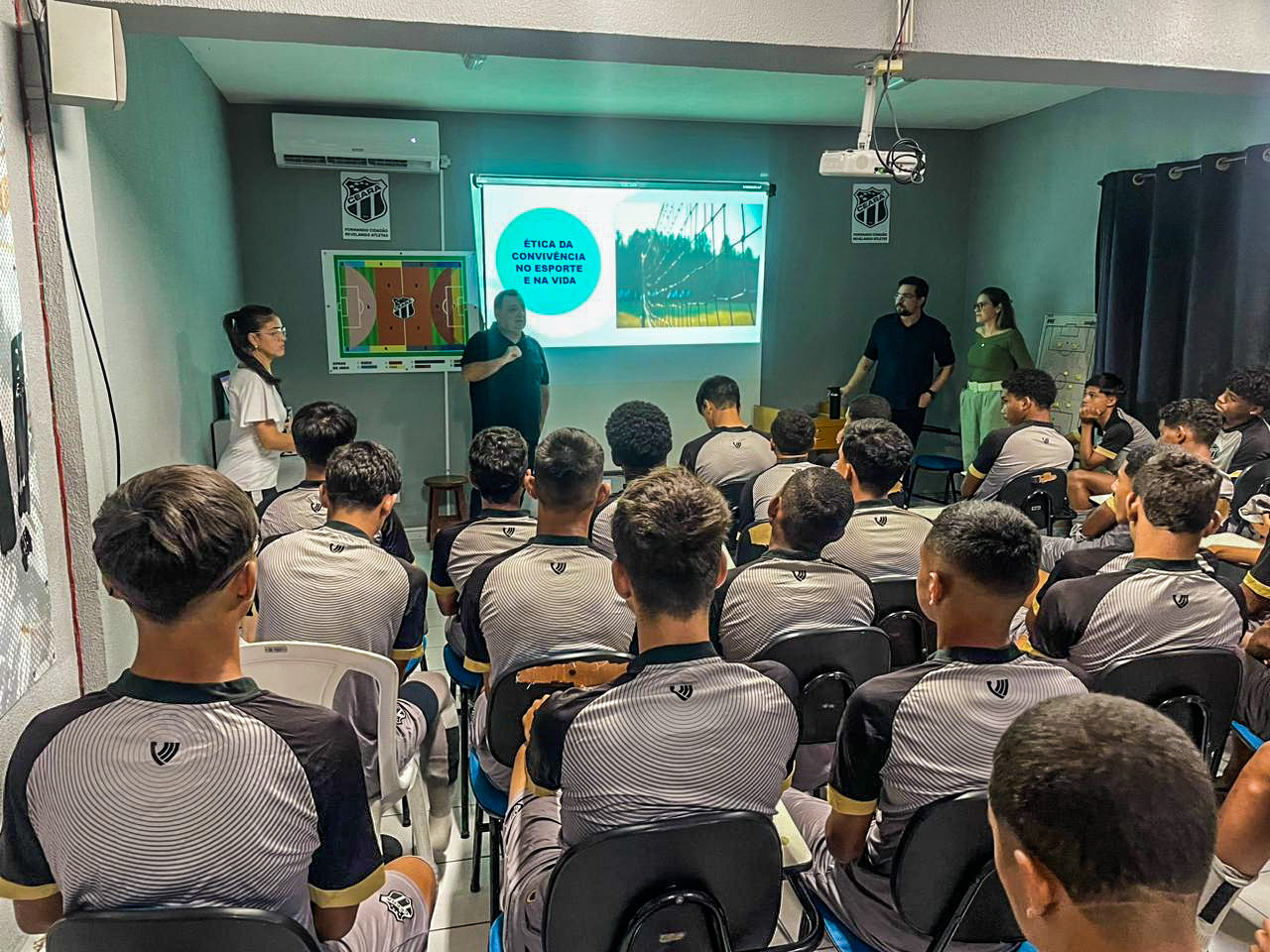 Atletas da base alvinegra participam de palestra sobre Ética na convivência do esporte e na vida