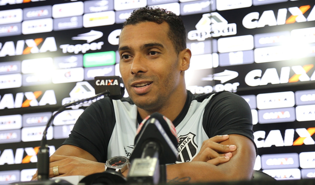 Ceará realiza primeiro treino coletivo no Vovozão antes de partida contra o Londrina