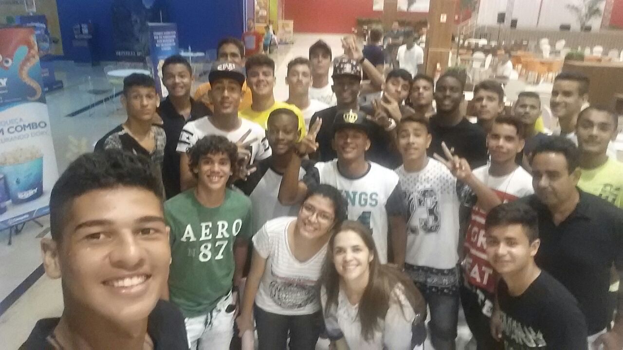 Tarde de cinema para a garotada da base