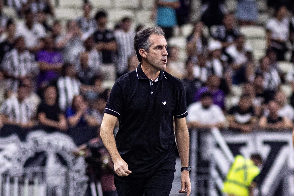 Léo Condé destaca desempenho competitivo de seus jogadores em duelo com o São Paulo