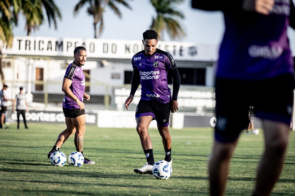 Elenco alvinegro realiza trabalho coletivo e fecha mais um dia da preparação para duelo com o Sport