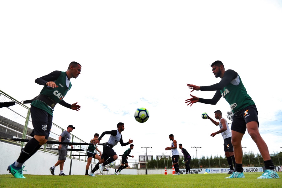 Em treino fechado, parte do grupo realiza coletivo no Vovozão