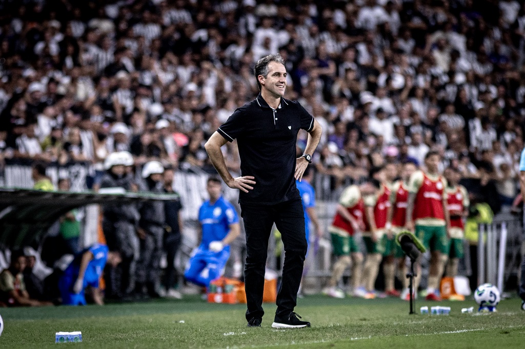 Léo Condé destaca postura da equipe em triunfo: “Fizemos um segundo tempo que beirou a perfeição”