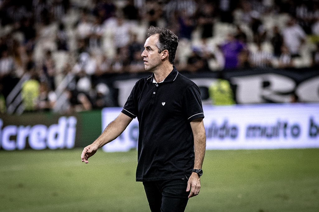 Léo Condé lamenta a derrota, mas destaca a entrega da equipe no duelo diante do Palmeiras: “Nós gladiamos”