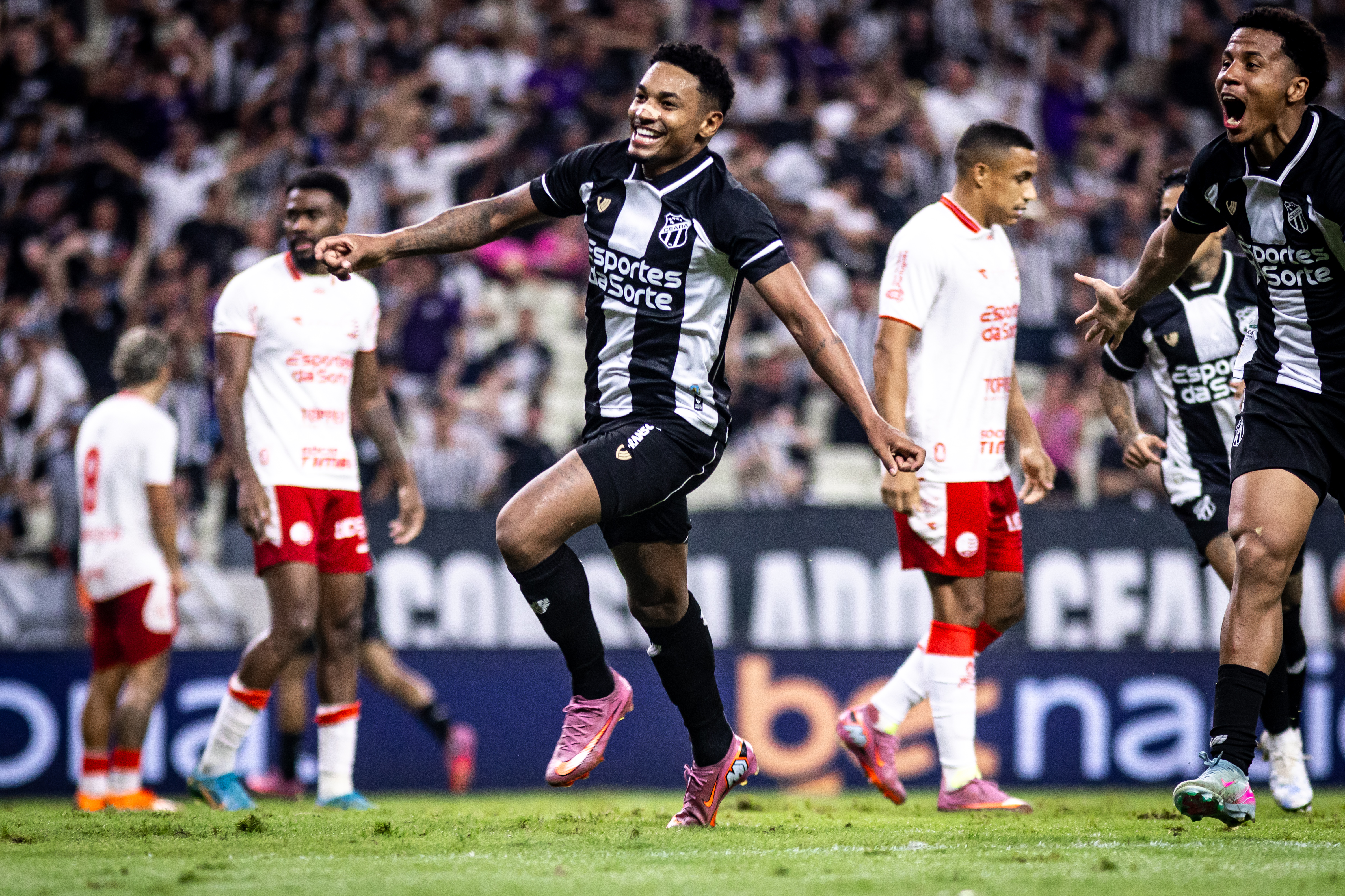 Camp. Brasileiro: Ceará vence Náutico por 1 a 0 e alcança liderança da Série B