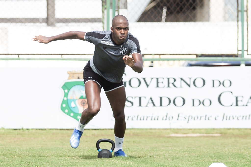 Fabinho prega respeito ao Palmeiras, mas afirma importância da convicção nas qualidades alvinegras