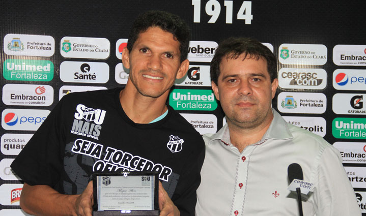 Diretoria faz homenagem ao atacante Magno Alves pelos 100 jogos