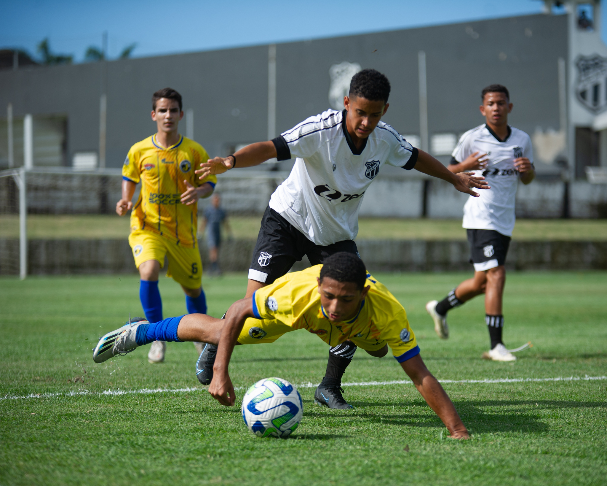 Duas partidas movimentaram as categorias de base do Mais Querido nesta quinta-feira (22)