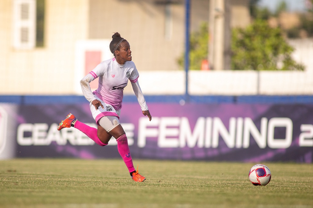 Futebol feminino: Maior artilheira da história do clube na modalidade, Michele Carioca renova com o Vozão para 2022