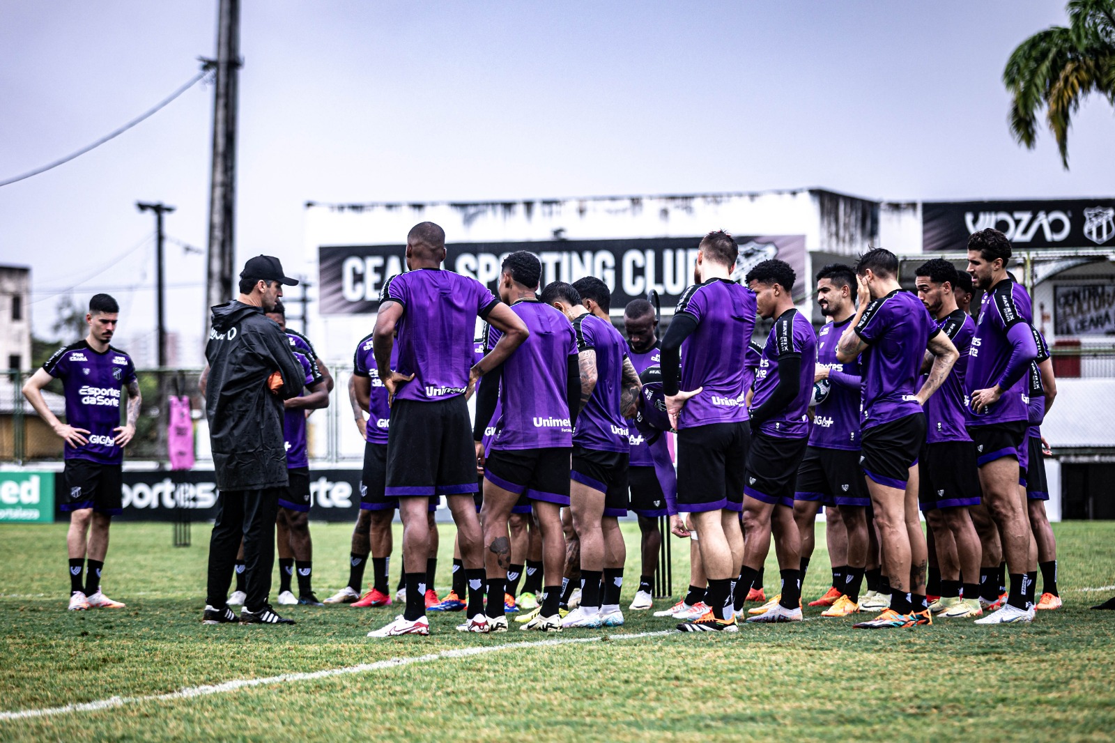 Em manhã chuvosa, Ceará encerra preparação para enfrentar Atlético-MG pela Série A