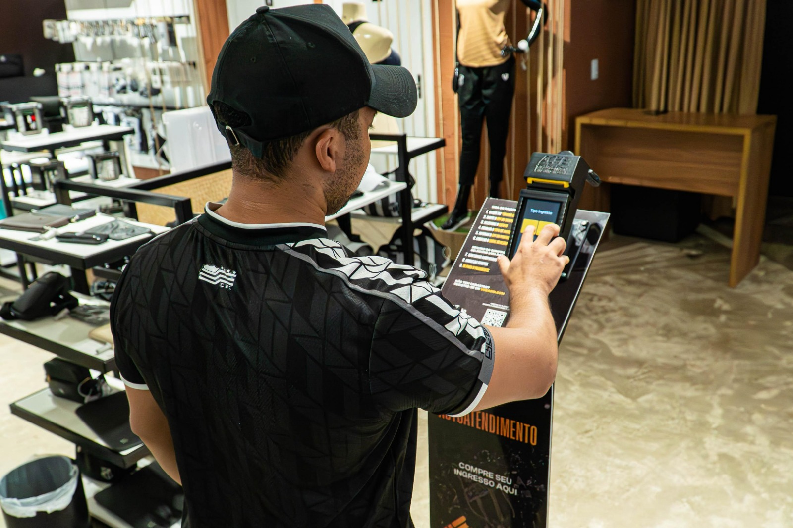 Ceará instala totem de autoatendimento para venda de ingressos na loja de Porangabuçu