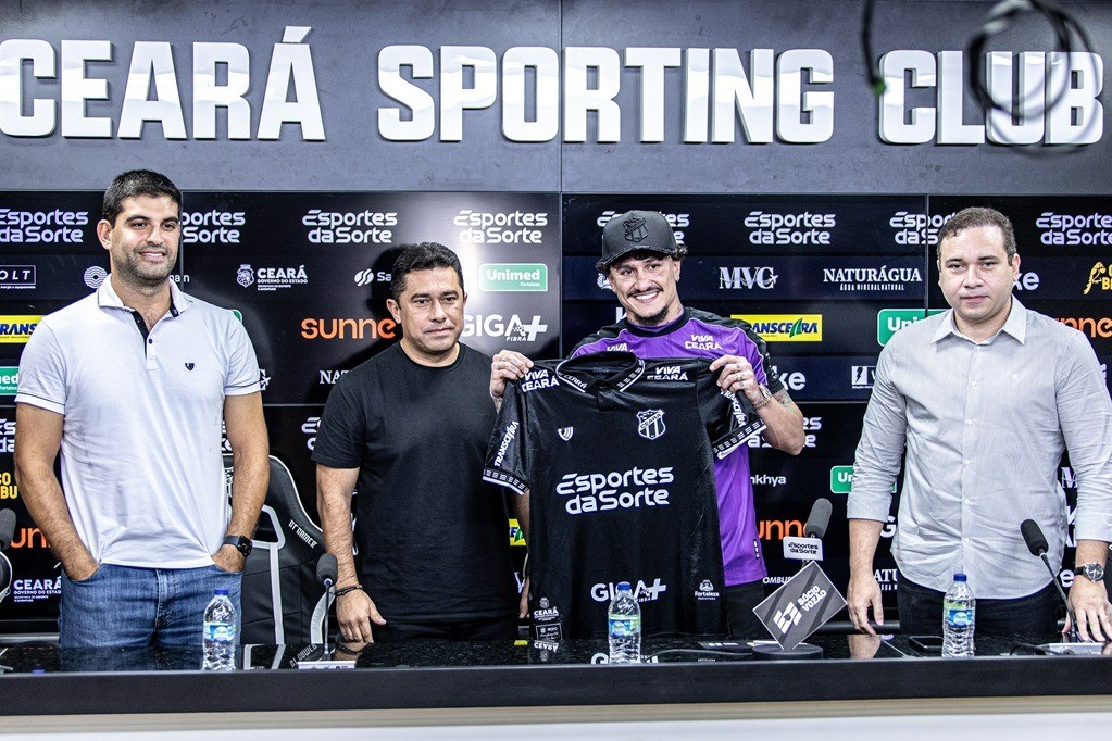 De volta ao Alvinegro, Vina se declara na apresentação: “A vida e o futebol me tornaram Ceará”