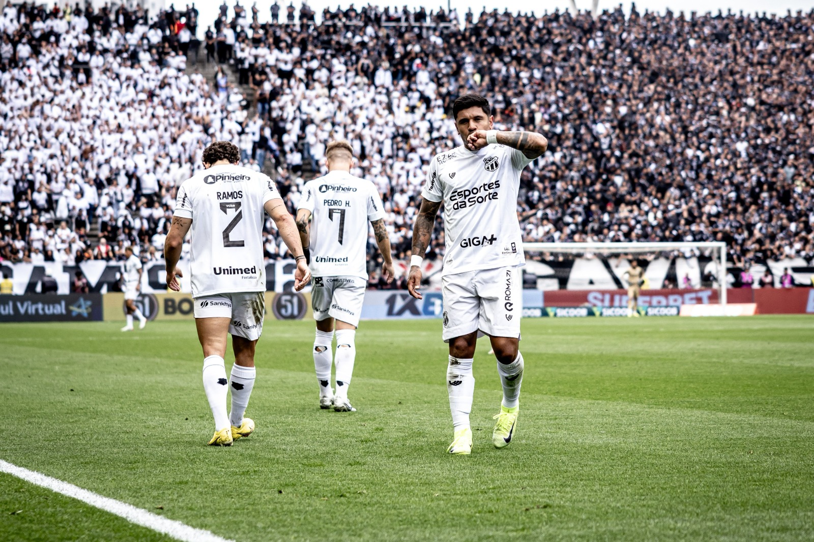 Vice-artilheiro do Ceará na temporada, Galeano celebra vitória e valoriza entrega do grupo: "Todo mundo está de parabéns"