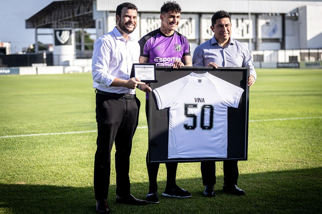 Ceará homenageia Vina com placa e camisa em alusão aos 50 gols marcados pelo Time do Povo