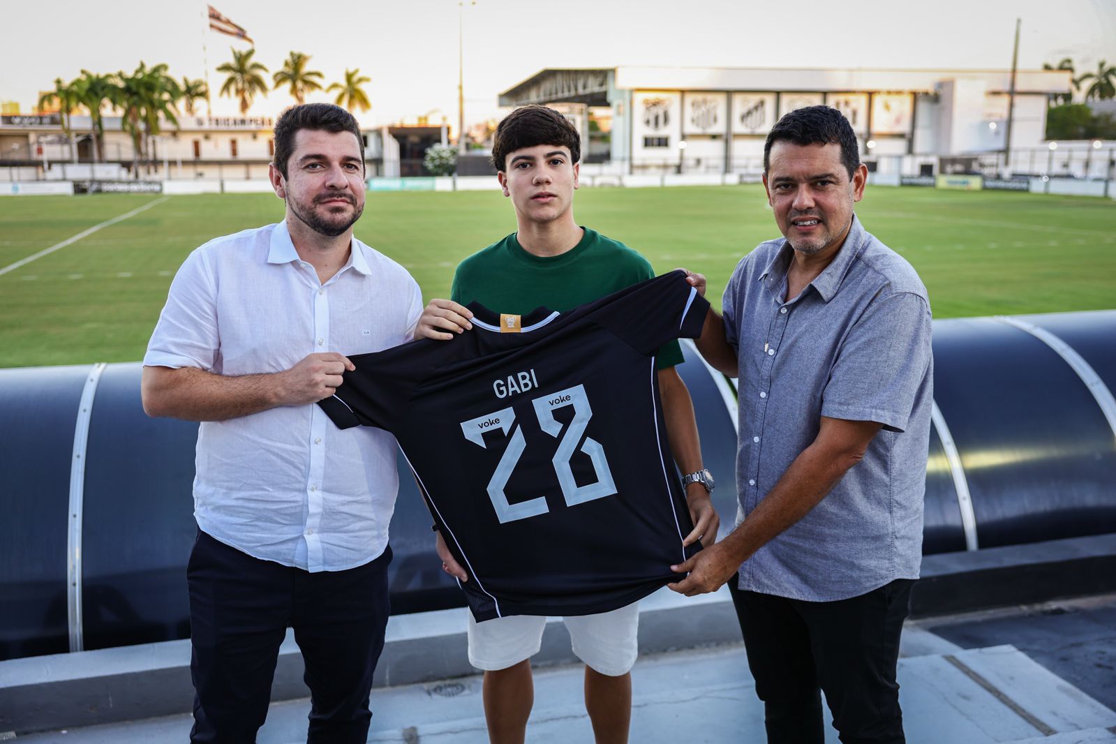 Ceará presenteia Gabigol, ex-artilheiro da base que hoje atua no futebol português