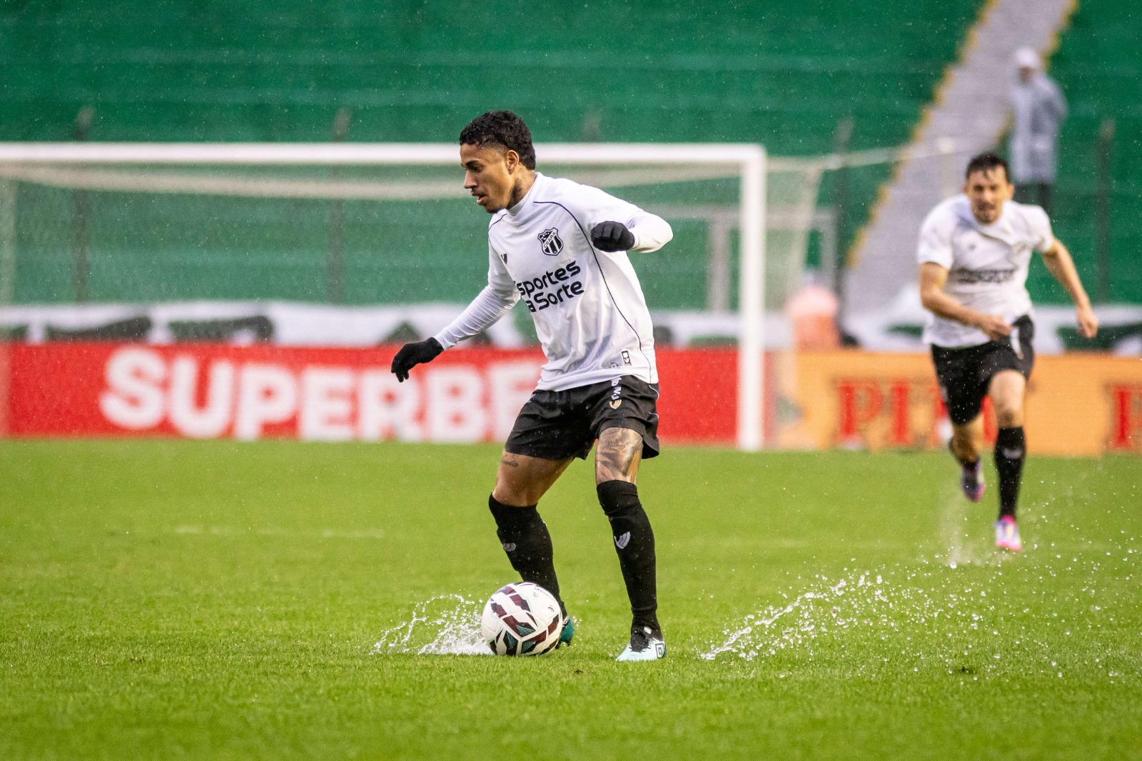 Em duelo de estreia do técnico Daniel Paulista, Ceará encara o Goiás fora de casa