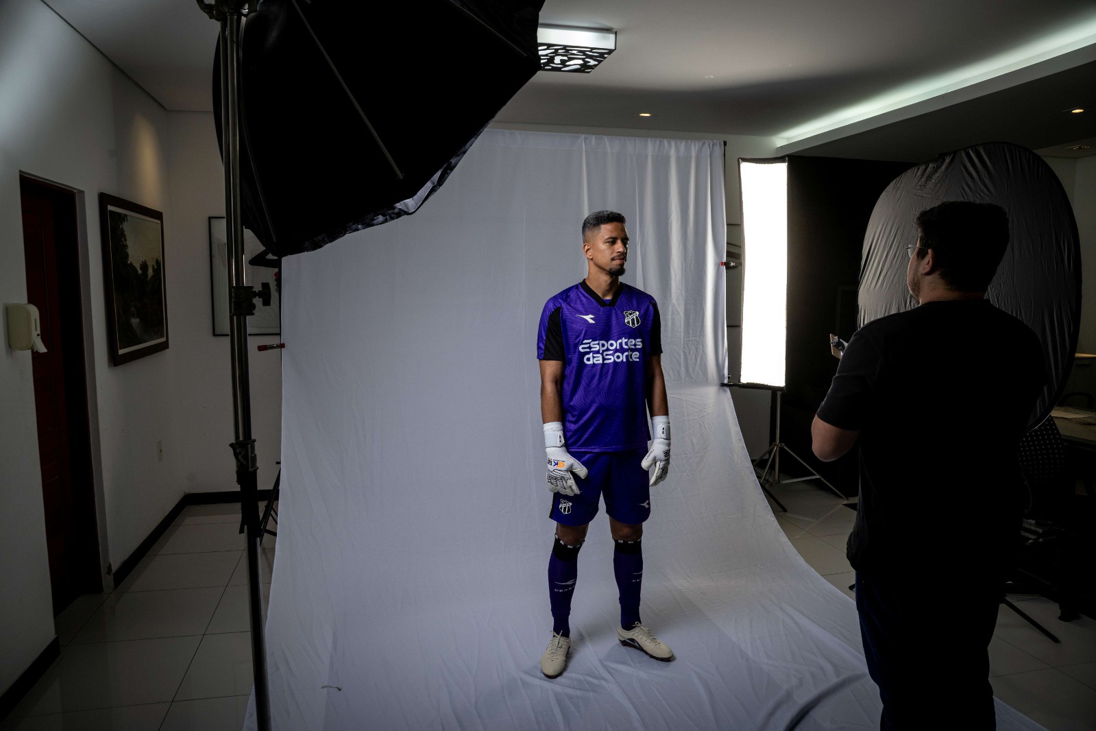 Elenco alvinegro participa de media day com novos uniformes alvinegros