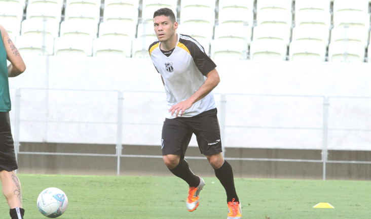 Já regularizado, Xaves diz estar pronto para vestir a camisa alvinegra