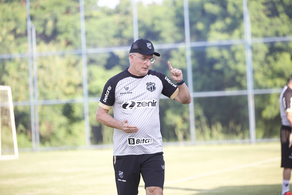 Dorival Júnior rechaça qualquer tipo de favoritismo para classificação: “O grupo está consciente que não tem nada decidido”