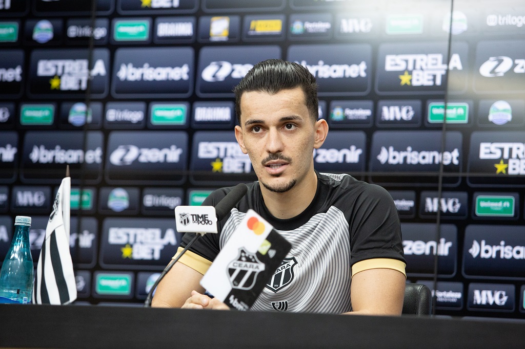 Castilho relembra vitória no Clássico-Rei e afirma: “A gente se propôs a dar a vida em campo”