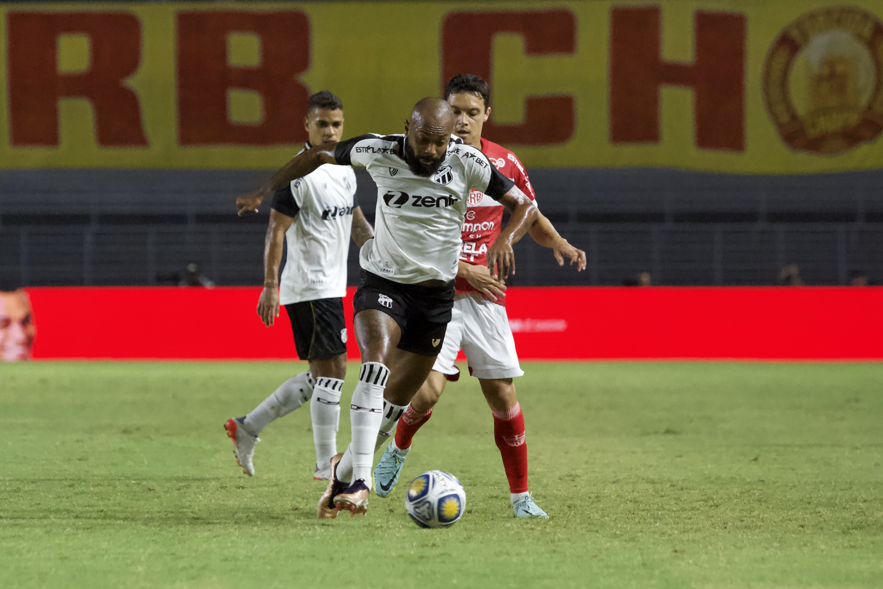 Mirando o G4, Ceará enfrenta o CRB neste sábado na Arena Castelão