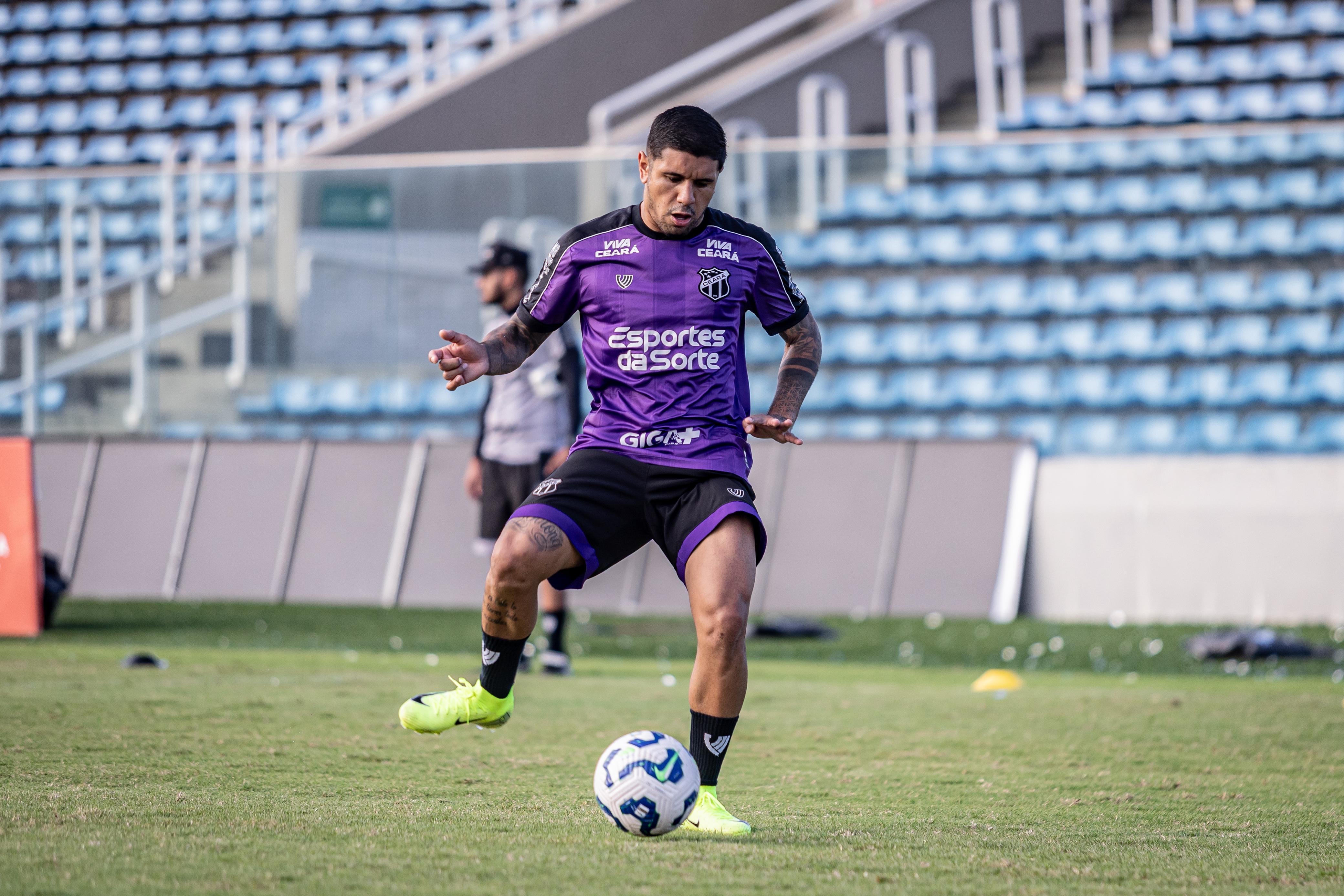 Ceará realiza treinamento coletivo no estádio Presidente Vargas e segue em intertemporada