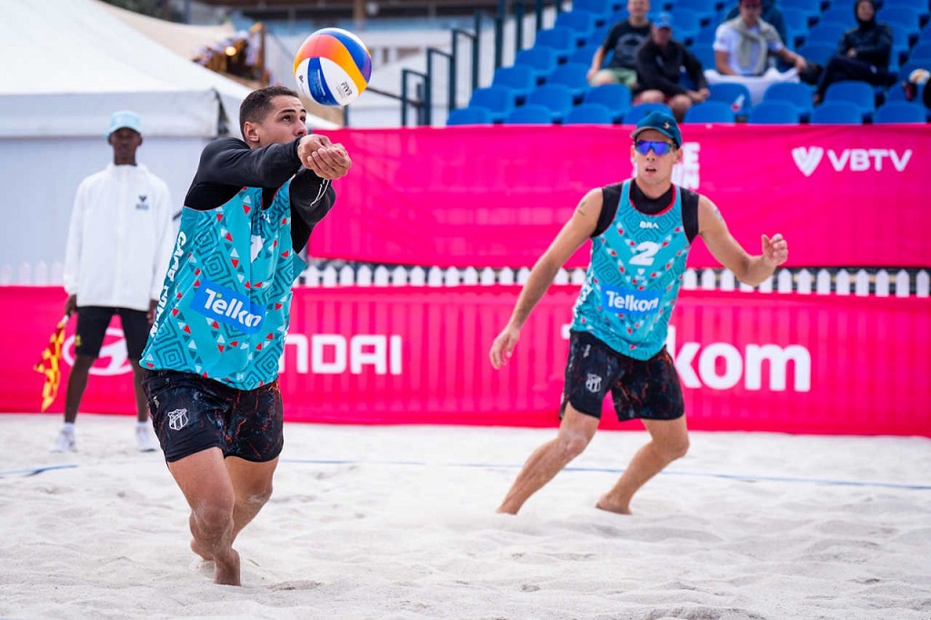 Vôlei de Praia: De virada, Mateus e Adelmo vencem tchecos Trousil e Sedlak e avançam às quartas de final do Circuito Mundial