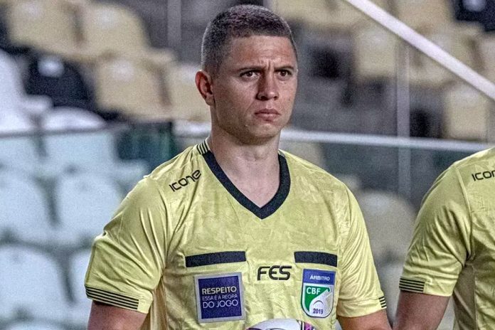 Árbitro capixaba Arthur Gomes Rabelo apita a partida entre Ceará e Botafogo/SP