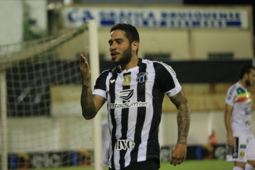 Em coletiva guiada, Leandro Carvalho afirma: Para mim, como atacante, é sempre importante estar marcando gols