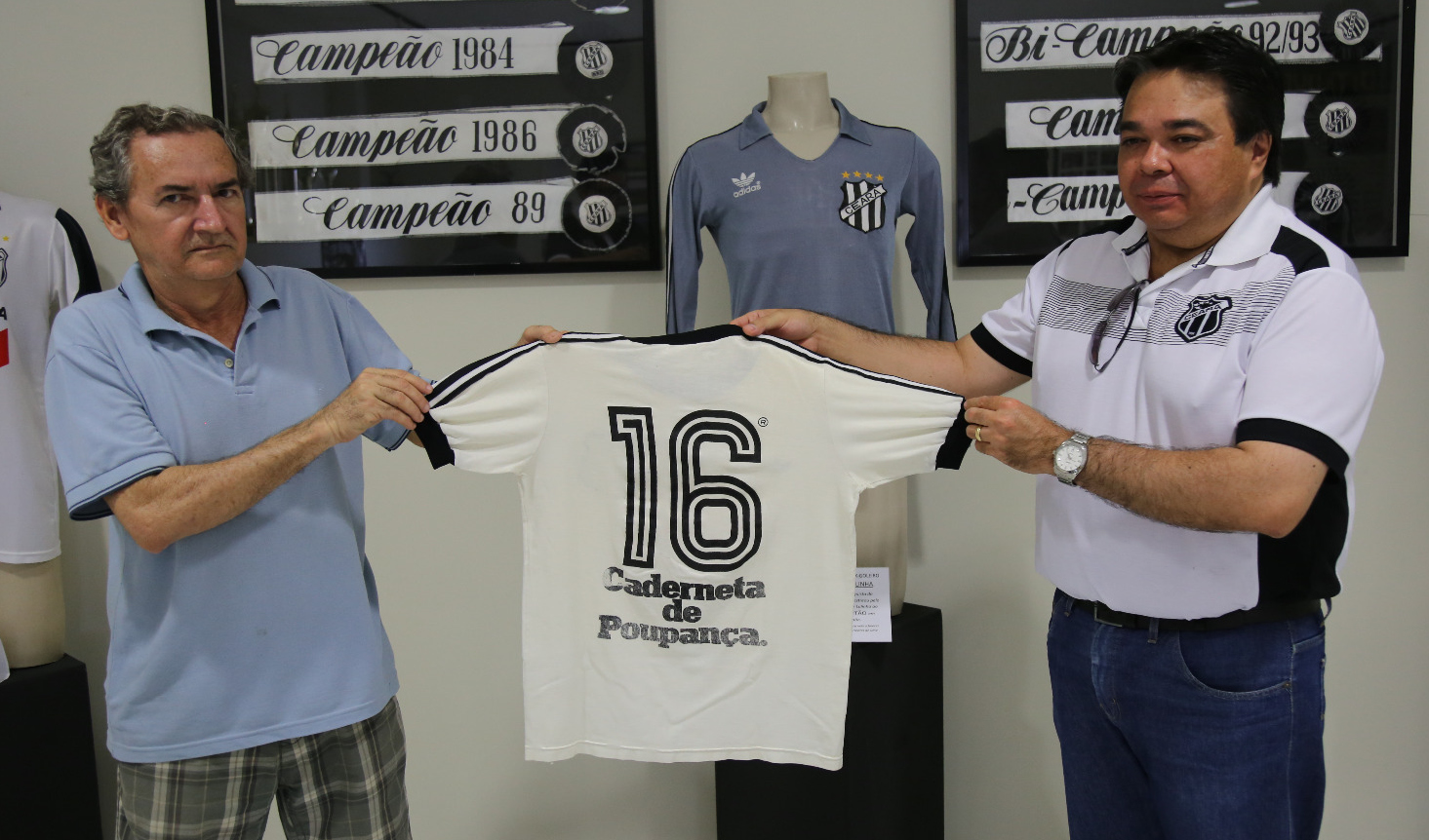 Centro Cultural alvinegro recebe doação de camisa rara do Ceará