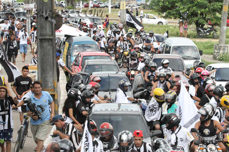 Alvinegros pintam capital cearense de preto e branco