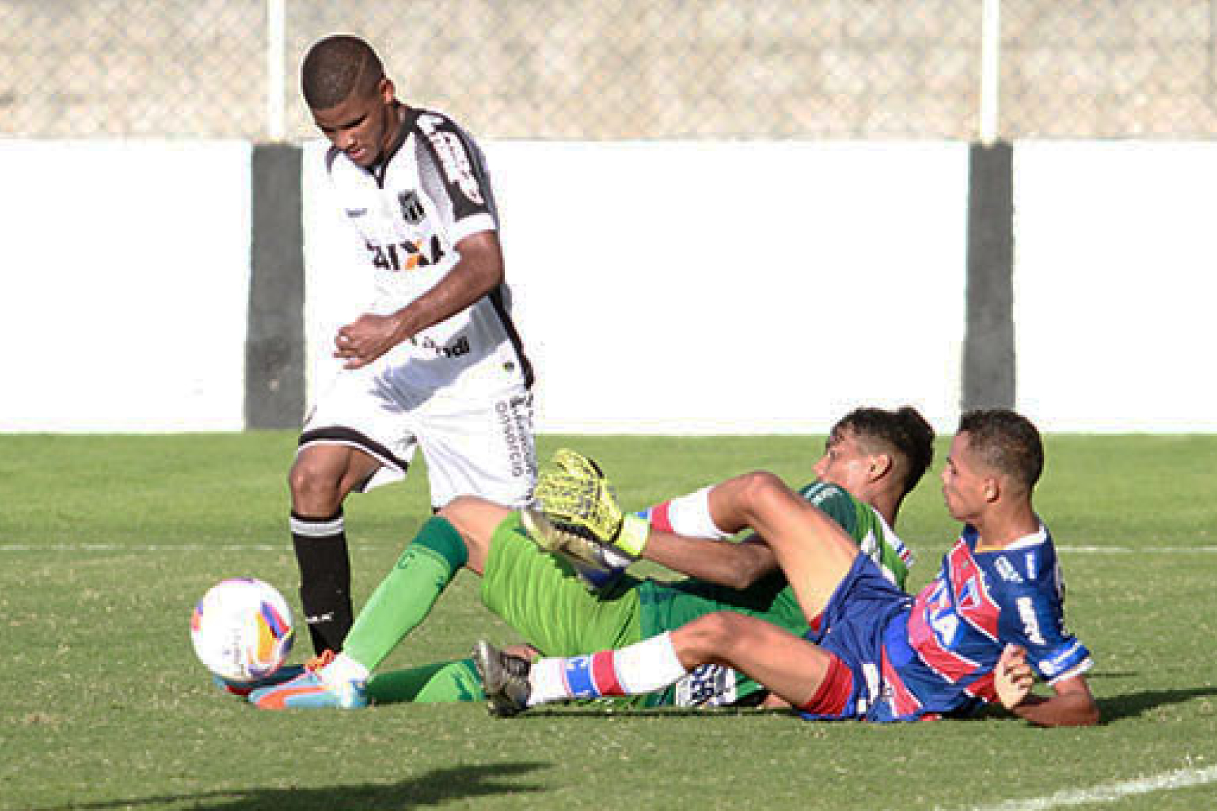 Ceará goleia Fortaleza por 4 a 2 e garante vaga nas semi do Estadual Sub-17