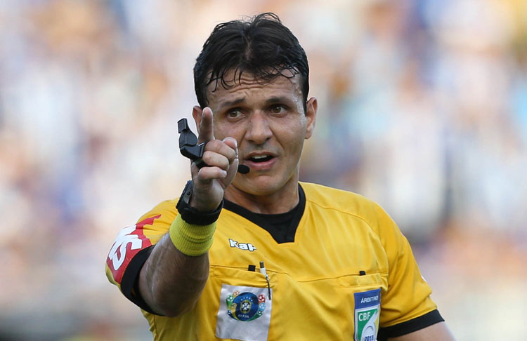 Caio Max Augusto Vieira apita partida entre Ceará x Chapecoense