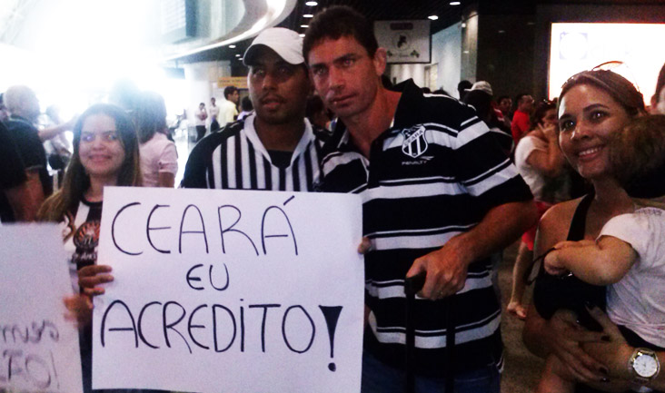 Confiante, torcida marca presença durante desembarque da equipe