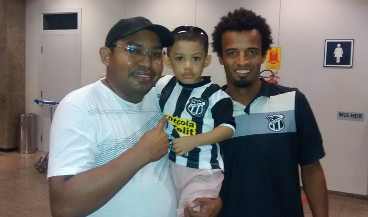 Recepcionado pelos torcedores, time desembarcou nesta noite