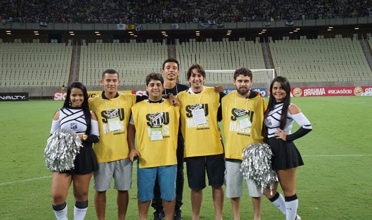 Torcedores Oficiais entraram em campo e tentaram fazer gol de placa na Arena
