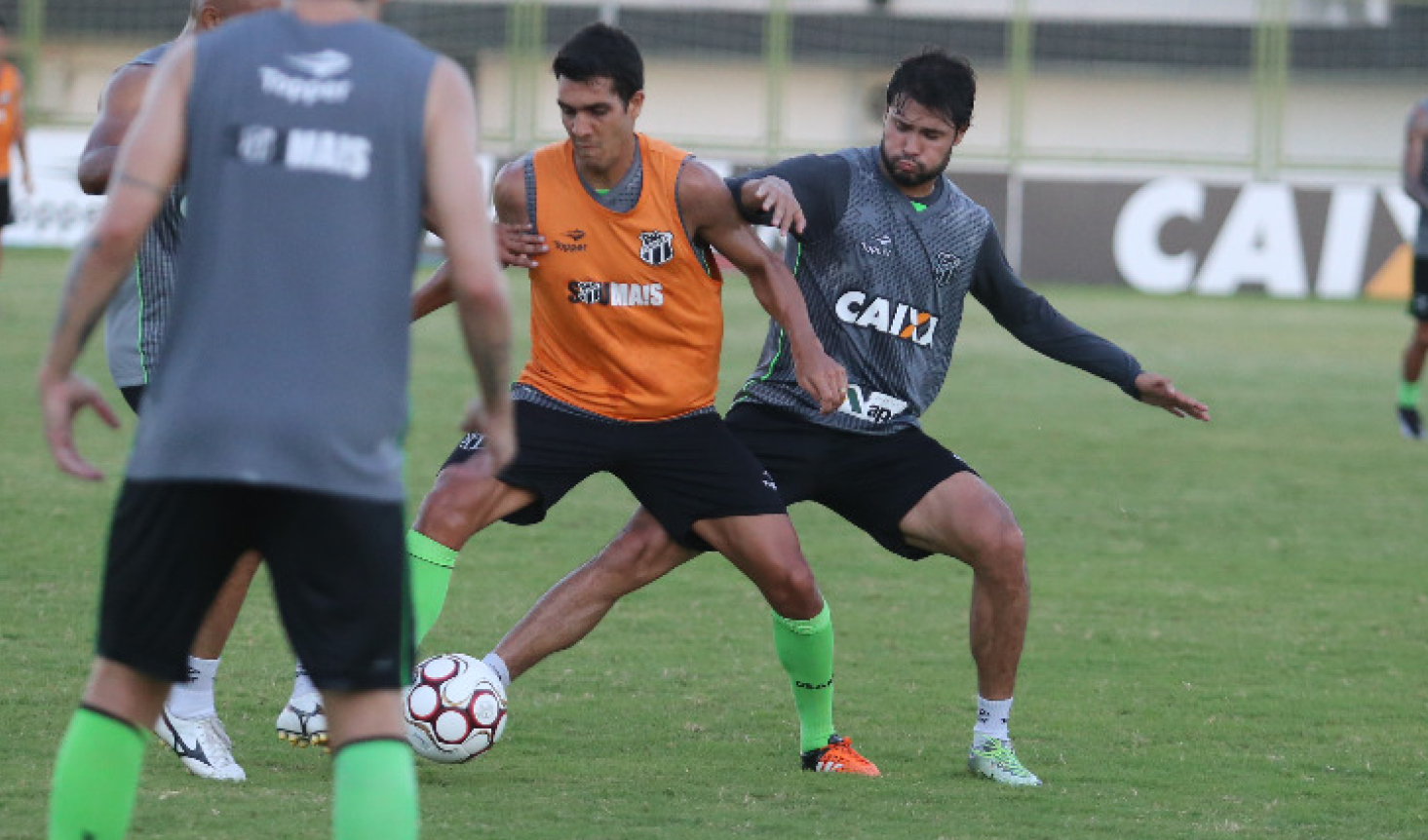 Elenco alvinegro participa de treino coletivo no Estádio Vovozão