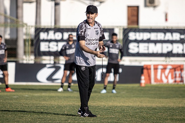 Léo Condé orienta segundo treino para o jogo contra o Sport