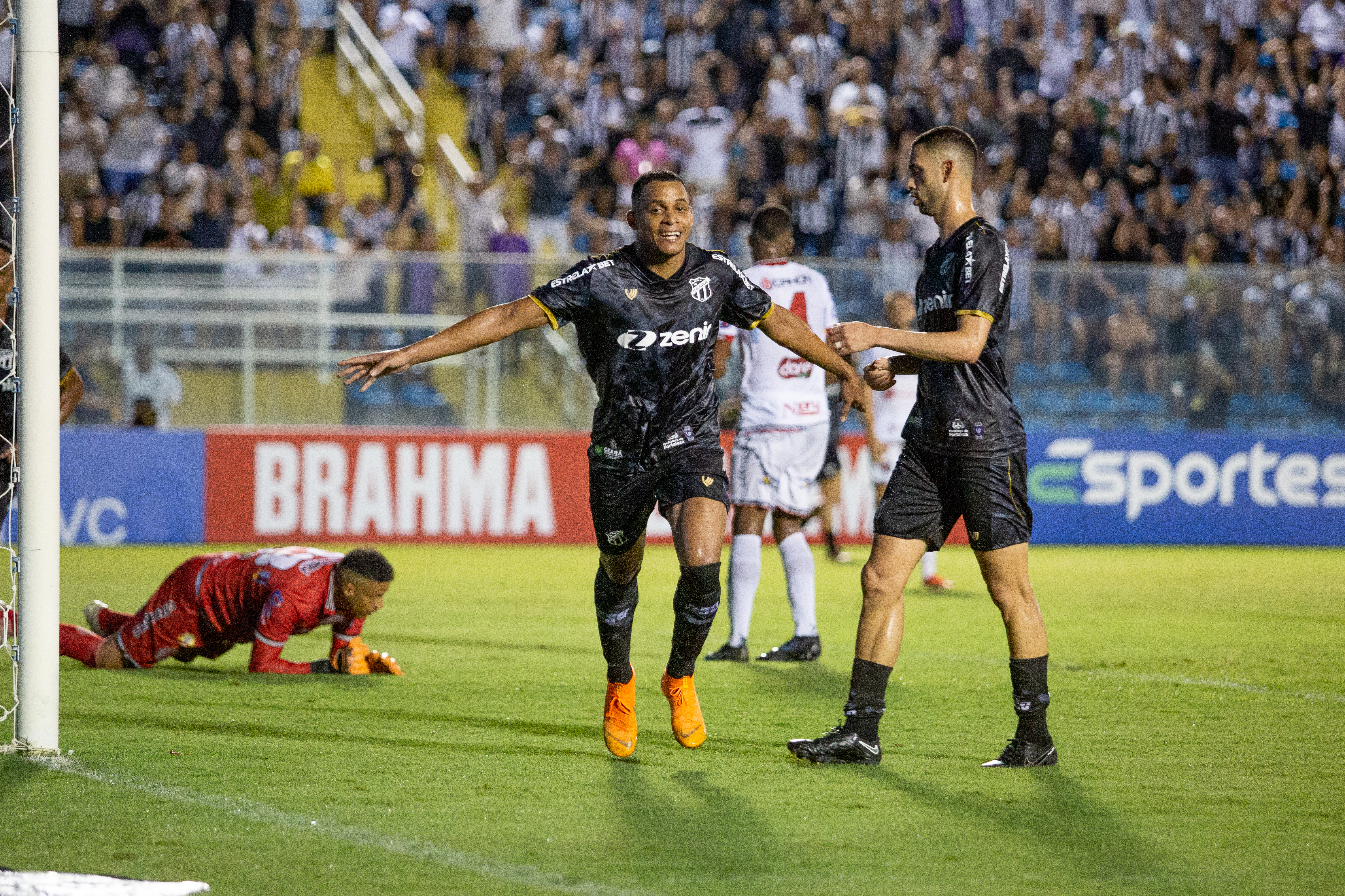 Álvaro comemora seu primeiro gol com a camisa alvinegra
