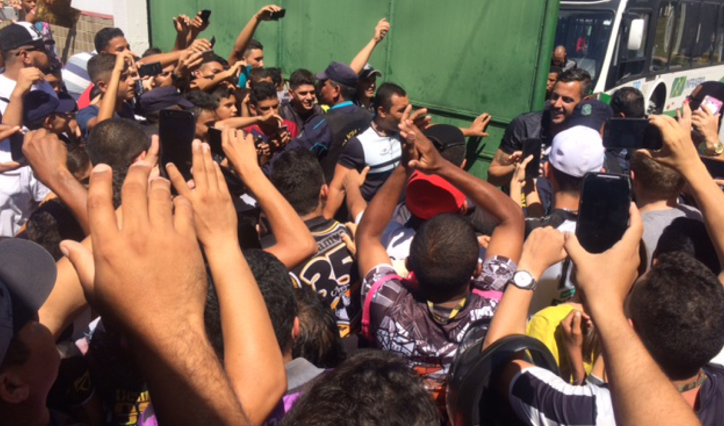 Com apoio do torcedor, elenco do Ceará desembarca na Capital