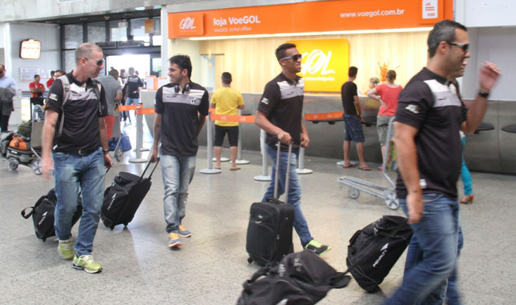 Pensando no Oeste, grupo alvinegro seguiu viagem nesta tarde