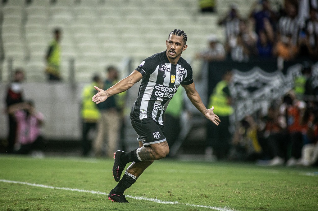 Fernando Sobral alcança marca de 200 jogos com a camisa alvinegra no Clássico-Rei: “Me sinto privilegiado”