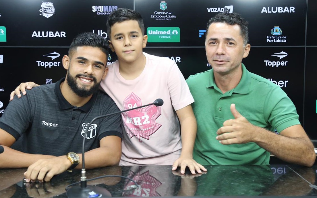 Prata da casa! Felipe Jonatan celebra 1º gol como profissional: "Eu me sinto completo"